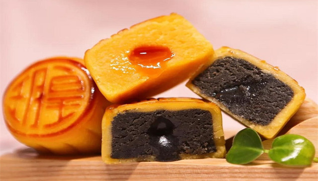 刷爆 INS 的流心奶黄月饼，背后站了位执掌香港半岛饼房30多年的神级大师