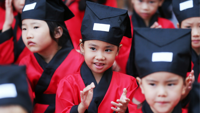 人民日报：优先发展 坚持教育战略地位不动摇