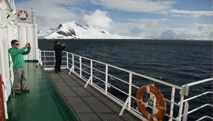 极地旅游“冰火两重天”