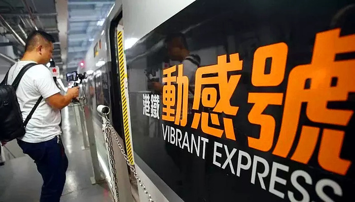 广深港高铁“动感号”亮相，司机是90后小姐姐