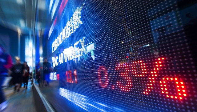 沪指盘中创两年半新低 分析师称是市场情绪低迷的惯性下跌