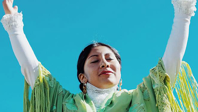 “飞扬的女人”：安第斯山脉上的女性摔跤手