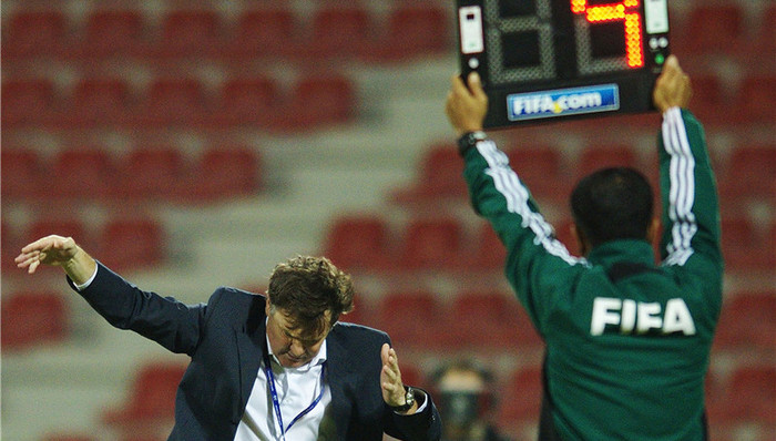 【体育晚报】卡马乔卸任加蓬国家队 中国女篮出征西班牙世界杯