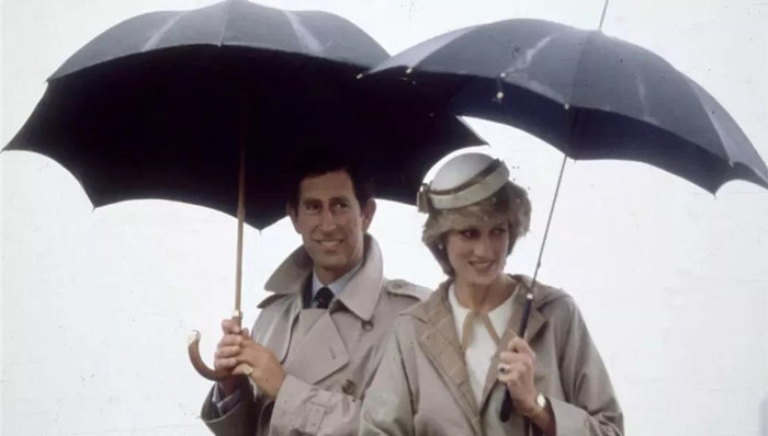 梅根、凯特都喜欢穿什么牌子的风衣？风衣正确打开姿势拿走不谢