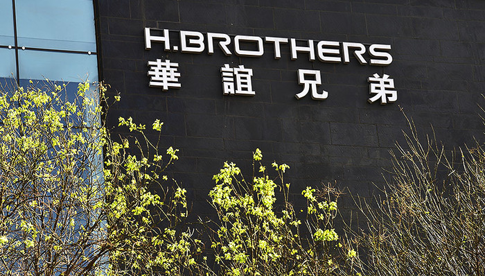 冯小刚,华谊兄弟,王忠军,美拉,股权质押,股权投资,江湖儿女,原创,增持,戏份