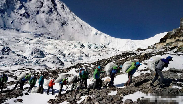 珠穆朗玛峰今年已清理垃圾8.4吨 包括登山人员排泄物约2.2吨