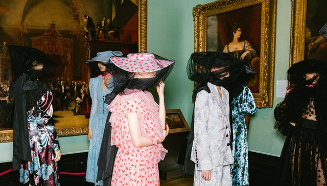 【伦敦时装周】错过了透明雨衣不要紧，半透明薄纱或许更适合你