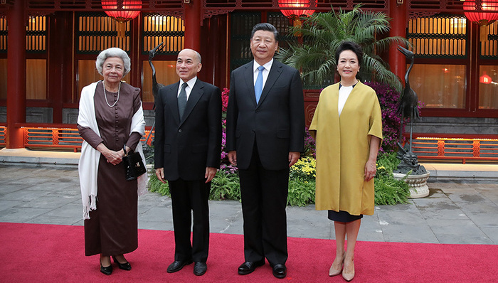 习近平主席夫妇看望柬埔寨国王西哈莫尼和太后莫尼列