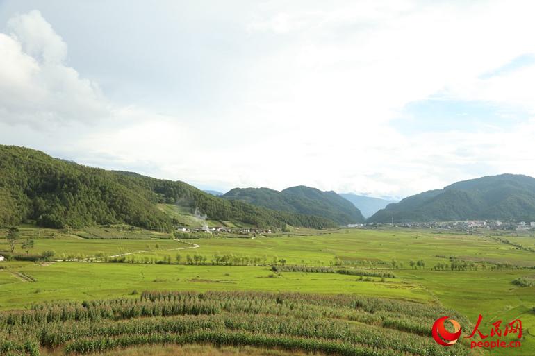 蓝天、云雾、远山、稻田、民居、在攀天阁这里都有。（人民网/杨僧宇摄）