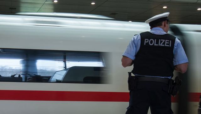 霸座男、霸座女、霸座大妈频现 乘警为啥不现场强制执法？