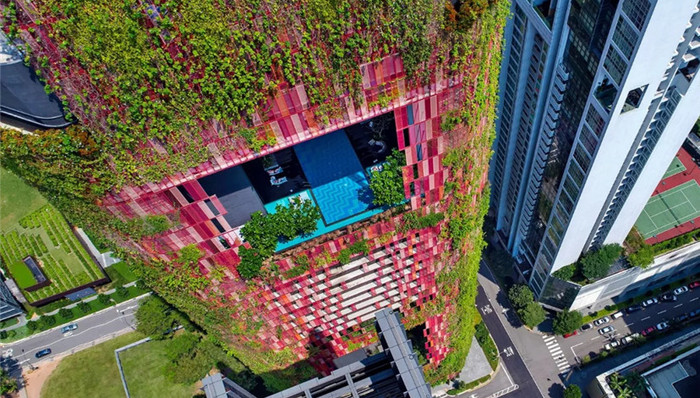 这座红色摩天大楼太酷了，爬满各种植物， 拿奖拿到手软