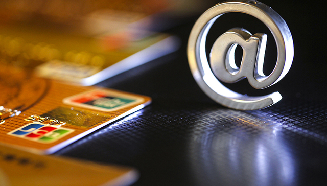 扩大内需,零售额增速,中间群体,增收,人均可支配收入,汪伟,把脉,稳定器,月光,人民日报