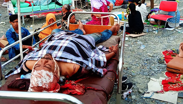 印尼地震引发海啸已致384人死亡 气象局因撤销预警挨批