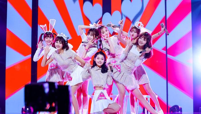 杨超越,贾樟柯,女同学,故事,创造101,灰姑娘,江湖儿女,碧血剑,锦鲤女神,靠脸吃饭