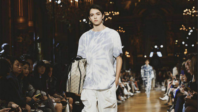 【巴黎时装周】麦昆变成了女巫猎人，Sacai还是那个运动女孩