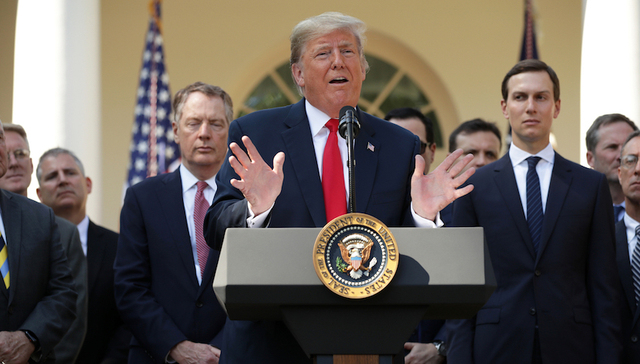 新北美贸易协定最快11月底生效 特朗普：车厂农民的胜利