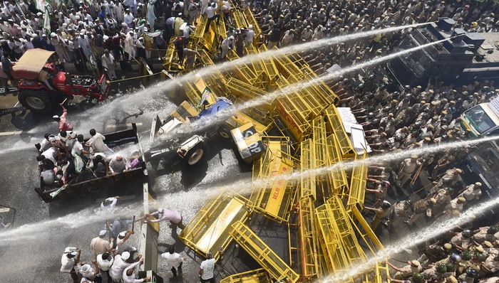 警方,印度农业,农民代表,印度报业托拉斯,印度农民,印度媒体,抗议,催泪弹,水炮,北方邦