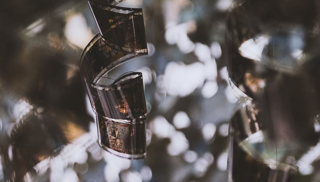 “霍莱坞”消亡史：冯小刚赵薇等明星公司注销背后，影视寒流来临？