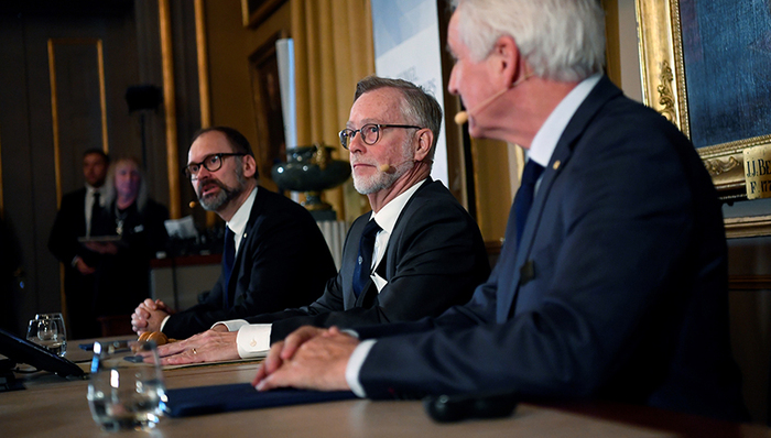 棱镜,增长经济学,诺奖,腾讯,诺贝尔经济学奖,Nordhaus,宏观经济模型,Romer,对话,电话