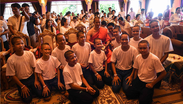 从幽暗洞穴到河床主场 泰国足球小将的生死奇迹