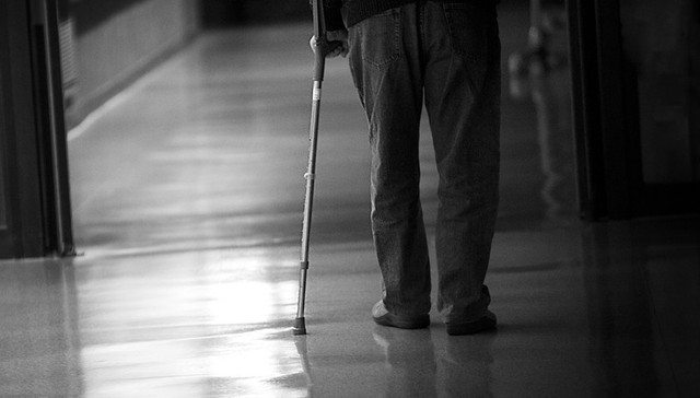 见义勇为,老人摔倒扶不扶