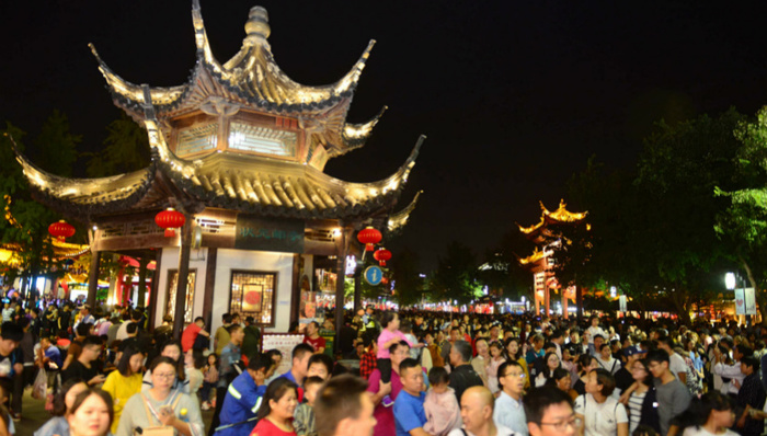 新华网评：“假日经济”折射新时代新气象