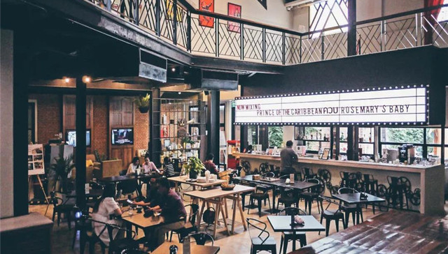 曼谷百年老戏院变身时髦设计酒店，邀你在舞台上睡一晚