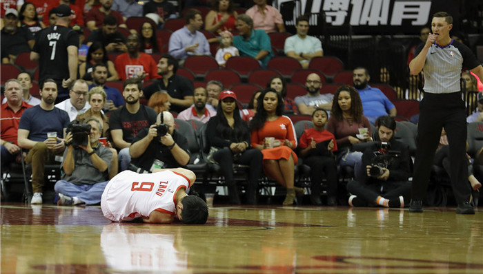 【体育晚报】周琦左膝关节受伤 平昌冬奥会盈余5500万美元