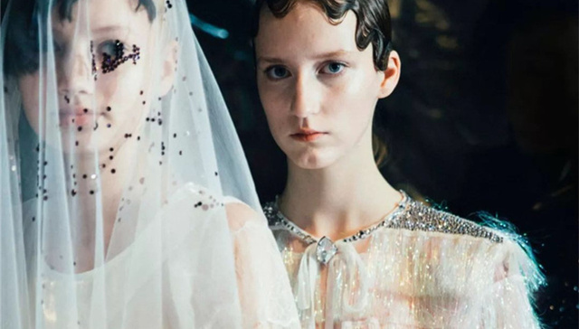 【上海时装周】从闺房少女到职场新秀，服装能助力一个女性的角色转换