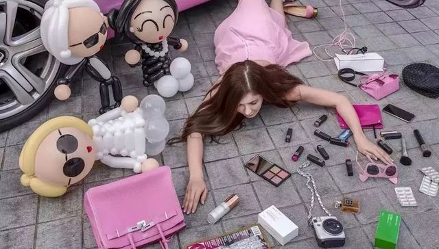 从Instagram到微博 “摔倒炫富”怎么就突然火了？