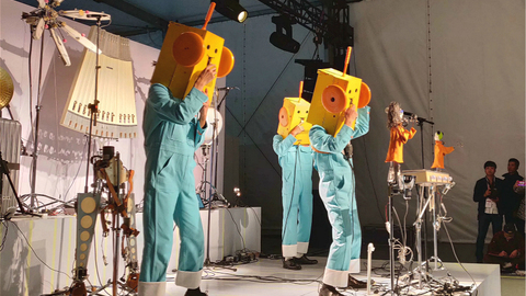 【上海时装周】来秀场看一个“花瓶展”、听一场明和电机的音乐会吧