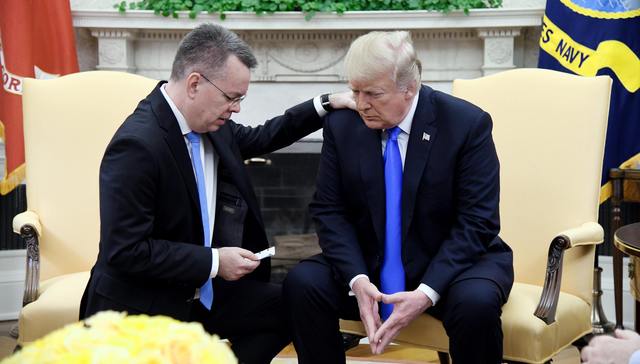 美牧师被土耳其关押两年后终回国 跪地与特朗普一同祈祷