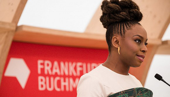 奇玛曼达·阿迪契法兰克福书展演讲：女性开始发声 但她们的故事仍未被认真倾听