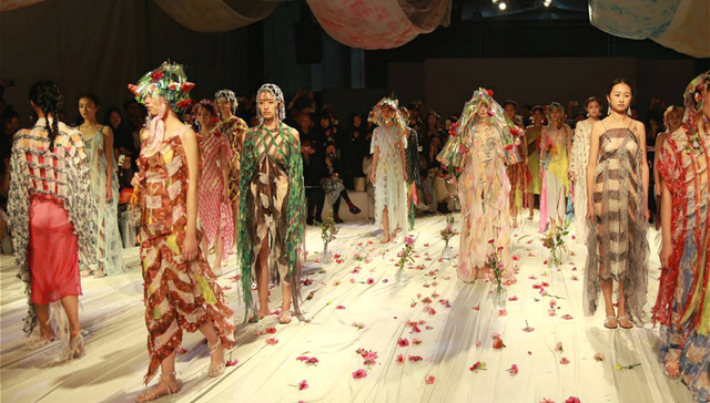 【上海时装周】下个春天做SUSAN FANG的花仙子，还是ANGEL CHEN的女海盗？