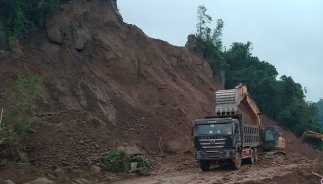 山体滑坡致重庆6号线停运 曾有房地产开发商倾倒弃土