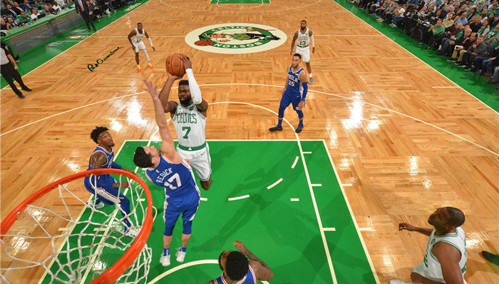 【体育晚报】NBA揭幕战凯尔特人大胜 时隔9年巴萨再访中国