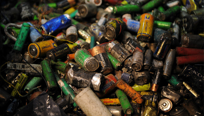 团伙非法拆卸废电池牟利1000万元被公诉 生态损害治理成本需2000万元