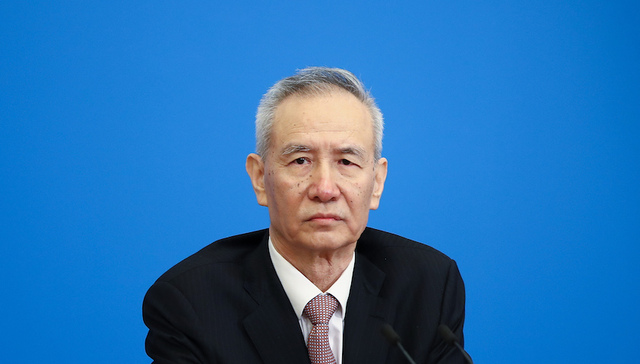 中共中央政治局委员、国务院副总理刘鹤就当前经济金融热点问题接受采访