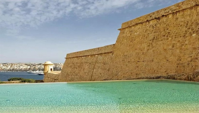 一旦到了岛上，天堂般的海滩就会扑面而来