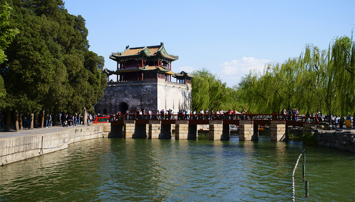 外籍游客,谴责,瓦片,园方,视频,景区,古建,寺院,都市晚高峰,文物保护