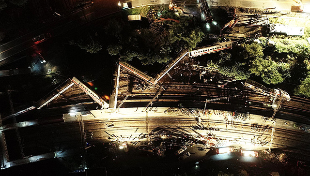 【界面早报】台湾列车出轨事故已致18人死亡 2019年度国考今起开始报名