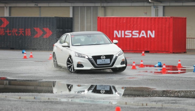 第七代天籁在维持舒适度同时又造出了新消费群喜欢的驾驶特性