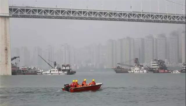 专业潜水打捞队伍连夜赶赴重庆公交车坠江事故救援现场