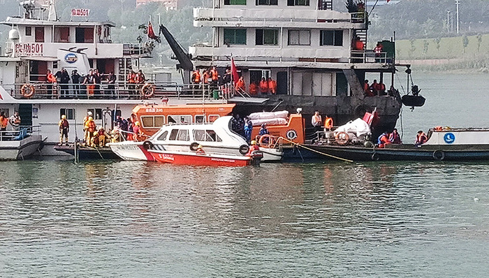 队员,救援队,减压仓,潜水员,能见度,乱流,swf,浮吊,救援工作,航道局