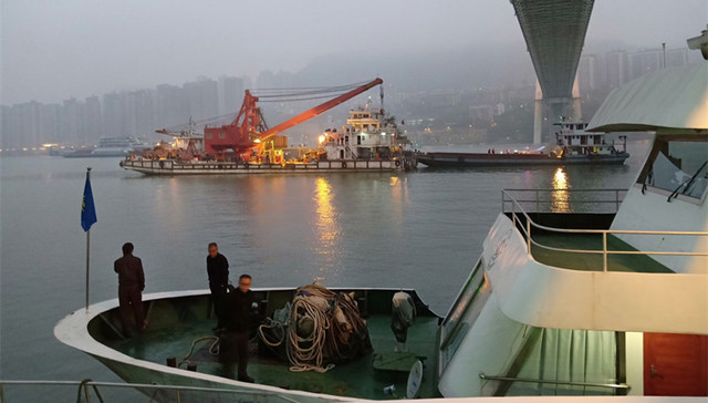 重庆公交车坠江事故已打捞出5具遇难者遗体 女司机被解除控制