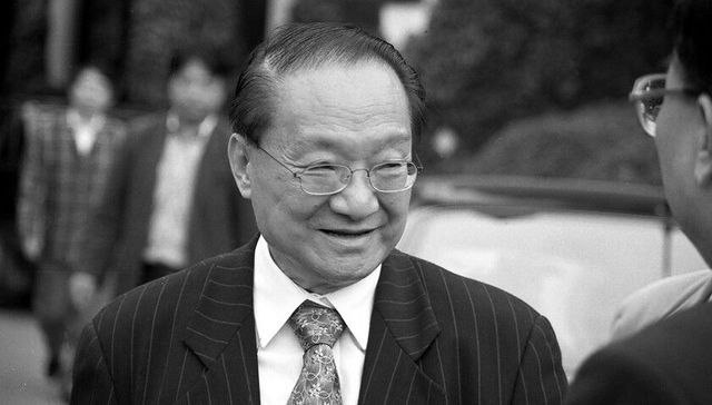 十五岁出畅销书，与梁羽生“打擂台”，卷入“世纪之争”……难忘金庸“大侠”点滴