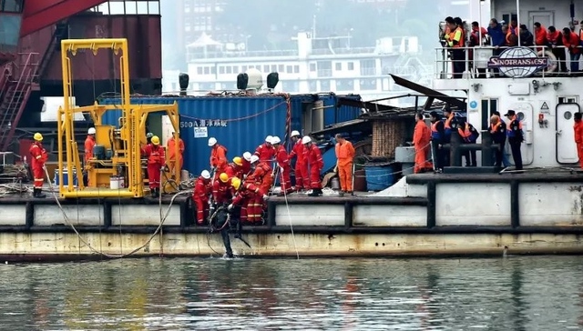 公交车,重庆万州,潜水员,鸣笛,打捞出,致哀,绑扎,遇难者遗体,蓄水,长航队