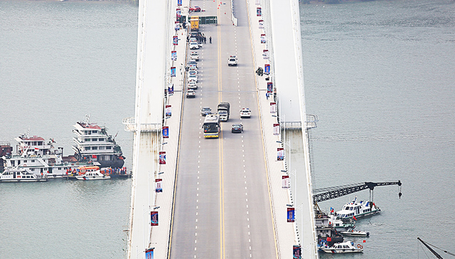 重庆万州公交车坠江原因公布：乘客与司机激烈争执互殴致车辆失控