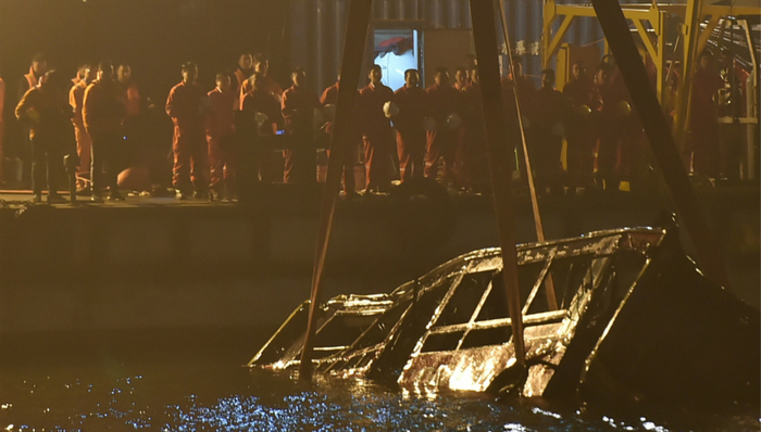 【评论】重庆公交坠江事件背后，是公共安全意识的缺失