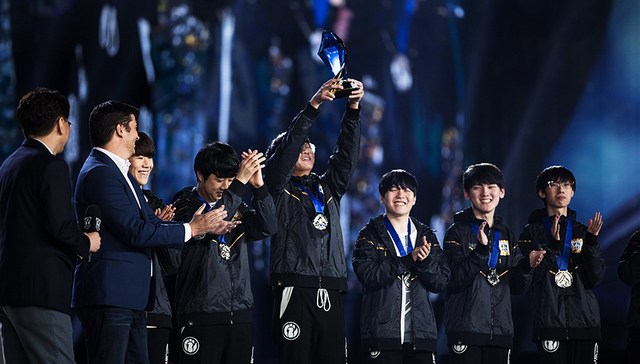 iG拿下《英雄联盟》全球总决赛冠军，王思聪的这家俱乐部创造了历史